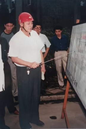 2000年8月16日，第十屆全國人大常委會副委員長（時任國家經(jīng)貿(mào)委主任）盛華仁（中）蒞臨公司視察。